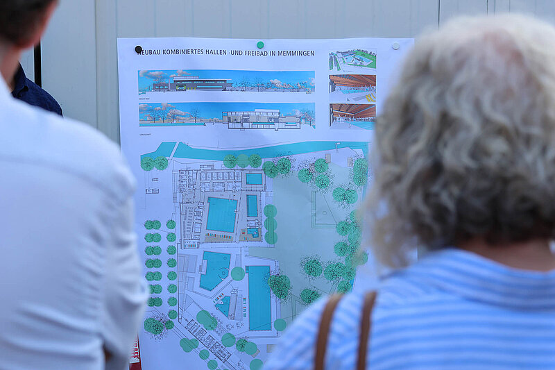 Interessierte Leute studieren einen Bauplan